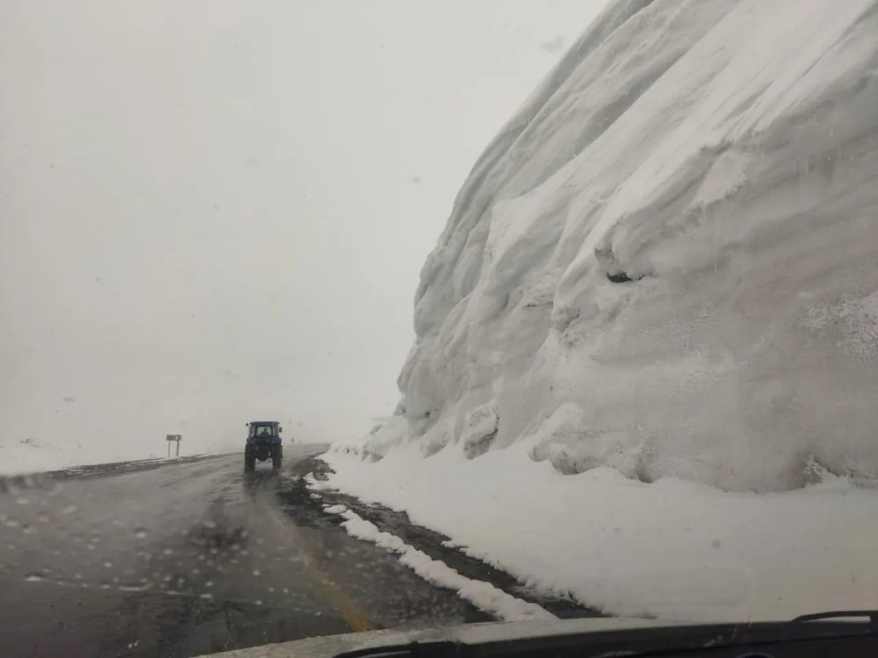 Nisan sonunda lapa lapa yağdı, trafik tabelaları kara gömüldü!