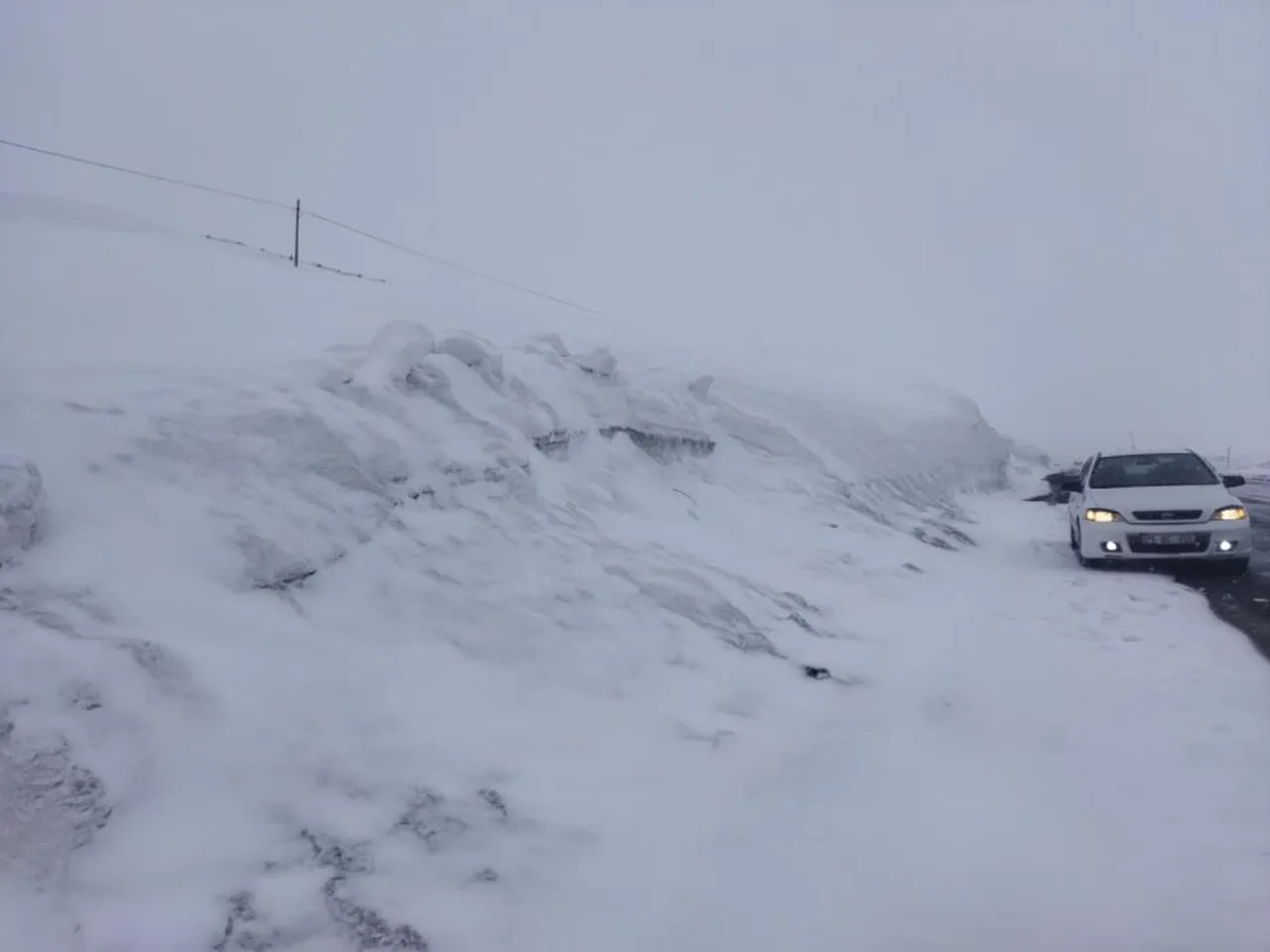 Nisan sonunda lapa lapa yağdı, trafik tabelaları kara gömüldü!