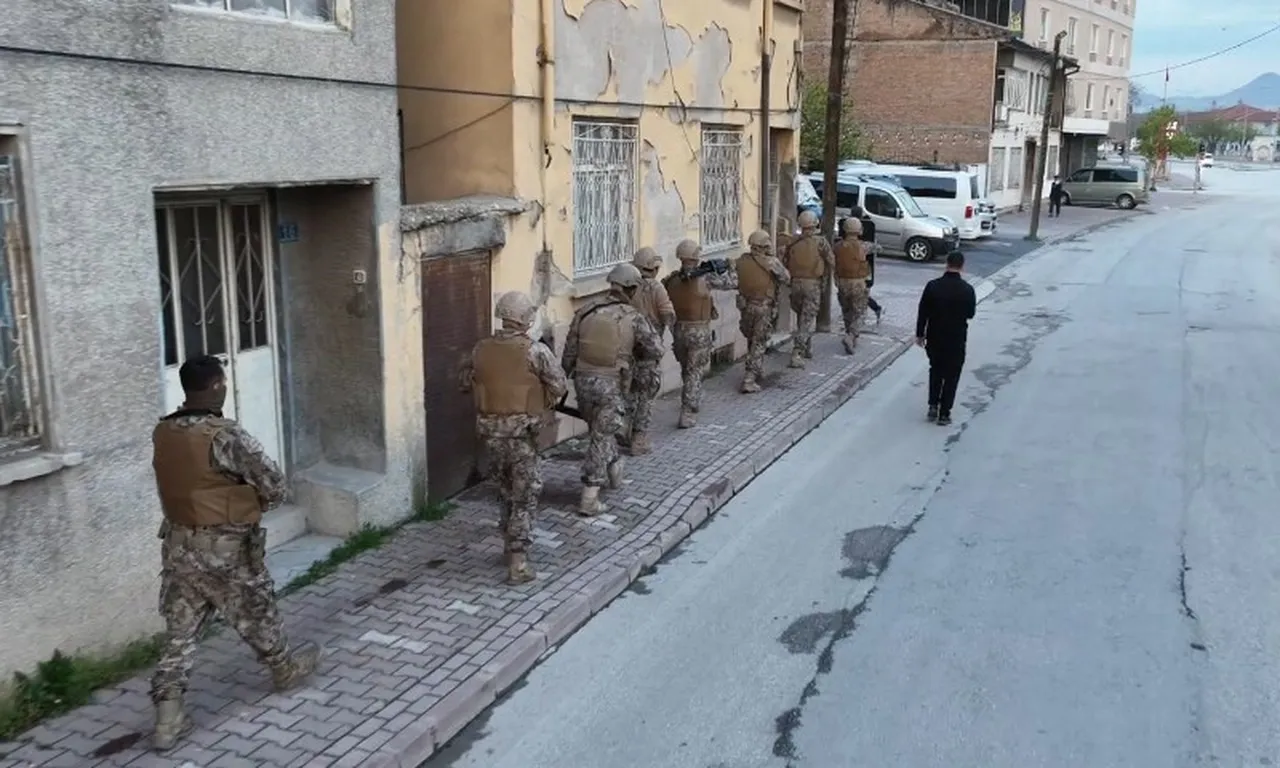 Polis düğmeye bastı! Hepsi aynı evden çıktı, 4 kişi gözaltında