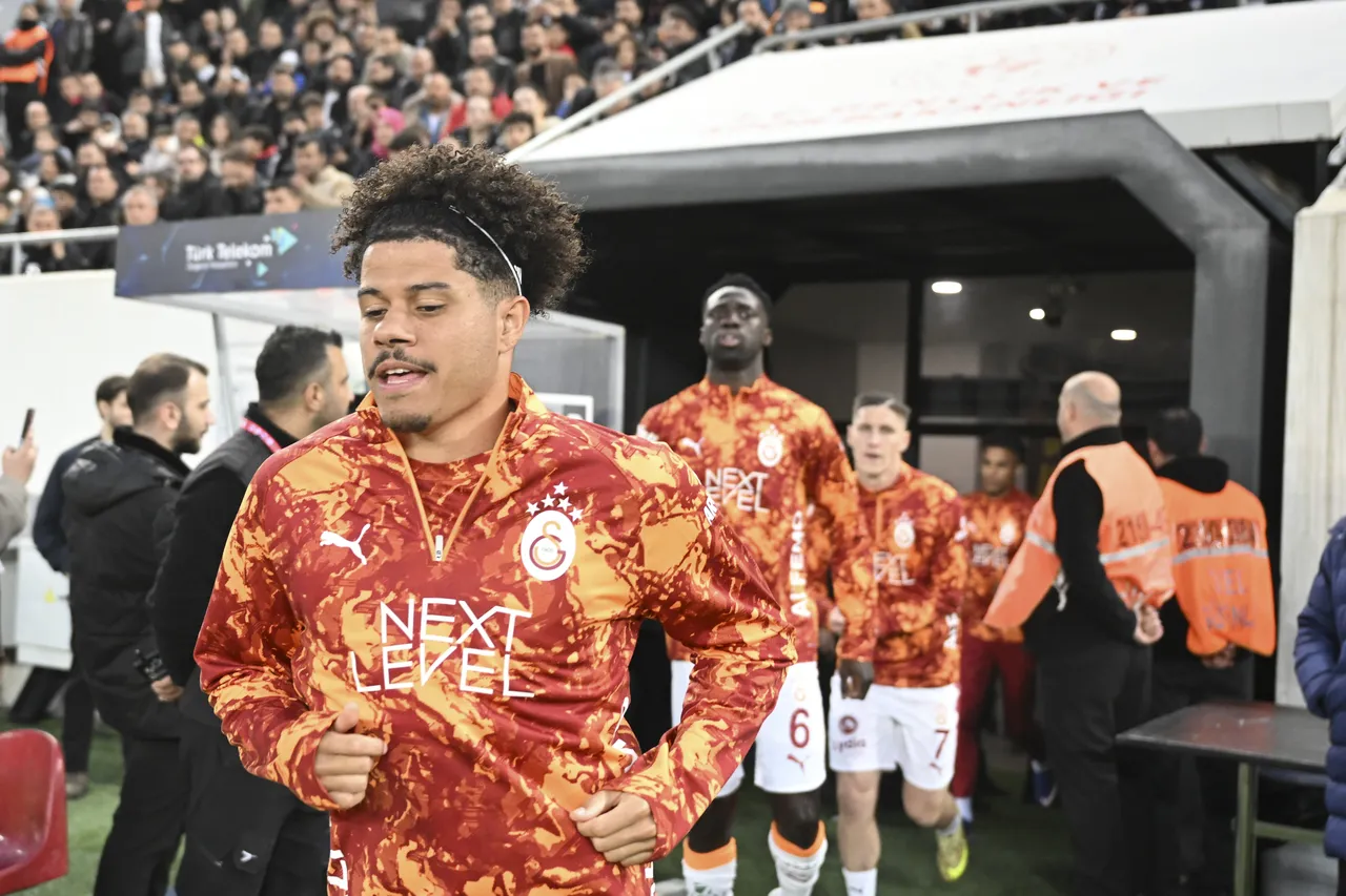 Gabriel Sara, derbide yedek kulübesindeydi.