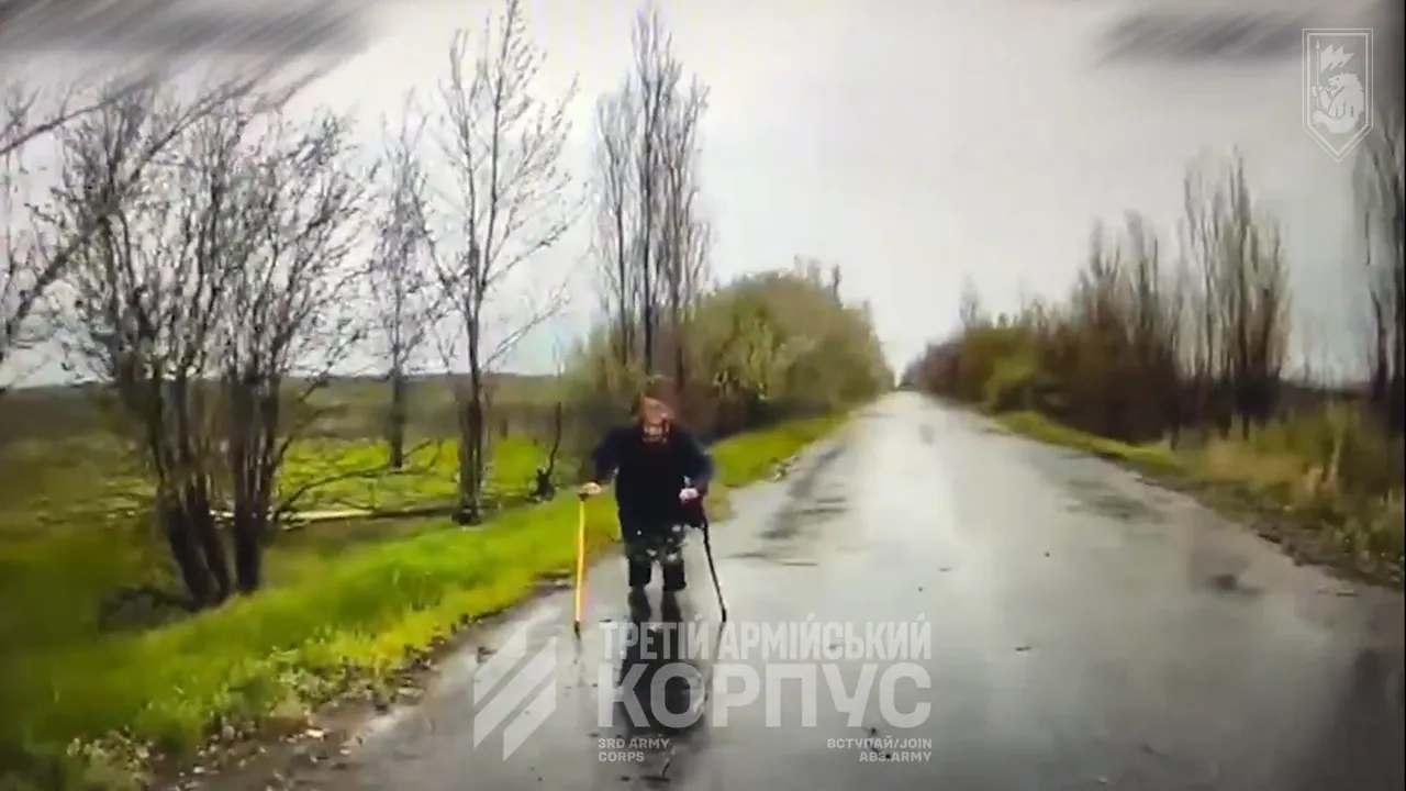 Ukrayna askerlerinden dikkat çeken operasyon! Çatışmanın ortasında kalan yaşlı kadını böyle kurtardılar