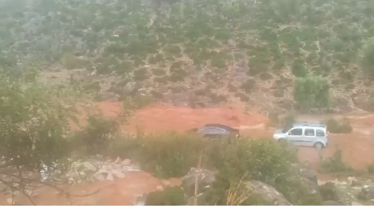 Adana’da sel faciası! Araç sürüklendi, 1 kişi hayatını kaybetti