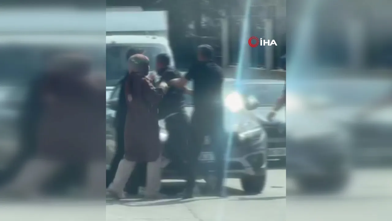 Araçlarından inip birbirlerinin üzerine yürüdüler! O anlar kamerada