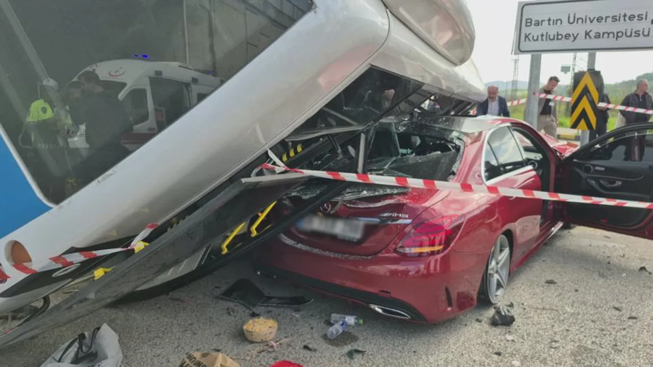Bartın'da korkutan kaza: Öğrencileri taşıyan midibüs, otomobilin üzerine devrildi