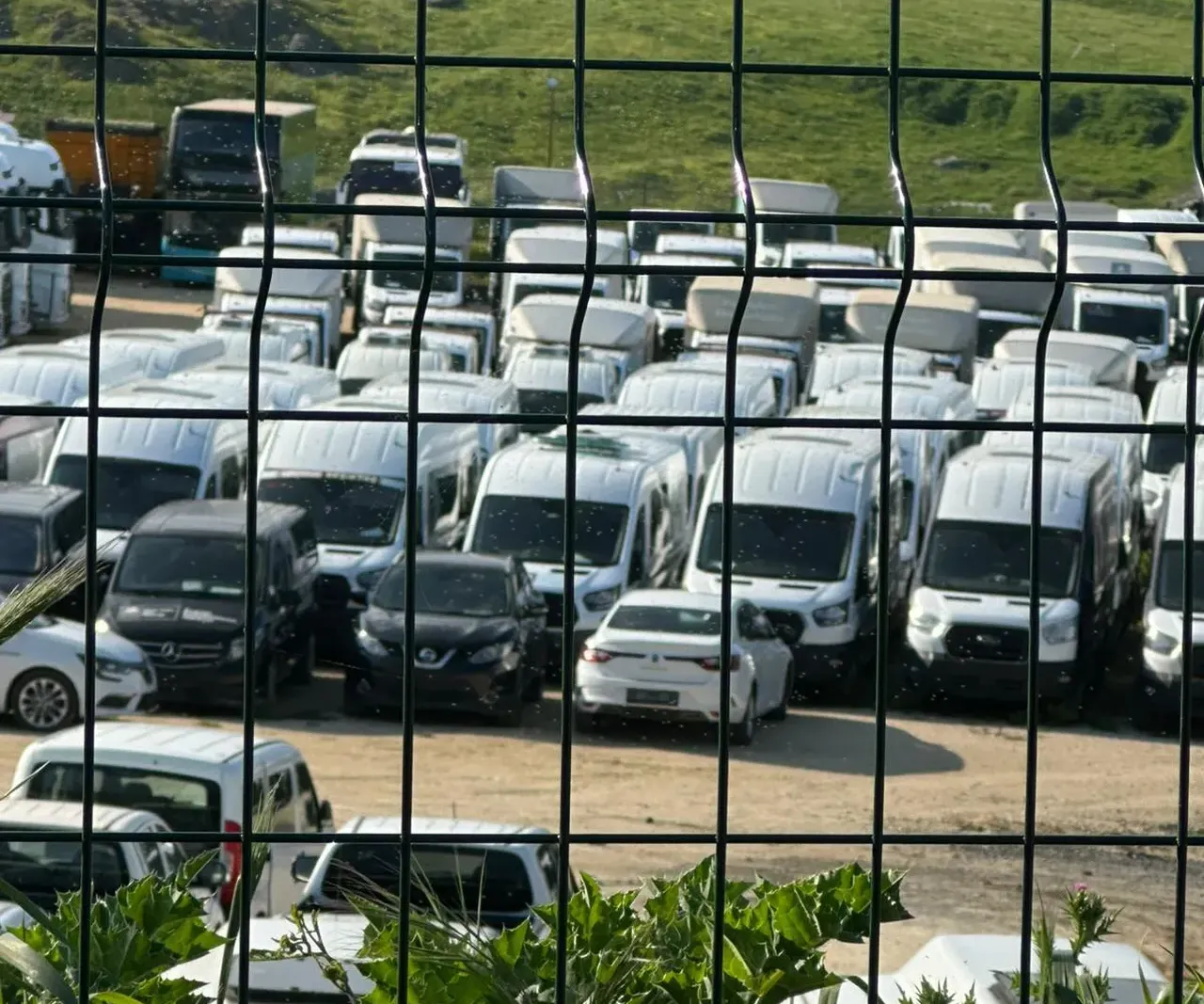 Yüzlerce minibüs, otobüs, çöp ve hafriyat kamyonu, dikenli tellerle çevrili alanda çürümeye terk           edilmiş hâlde  görüntülendi.
