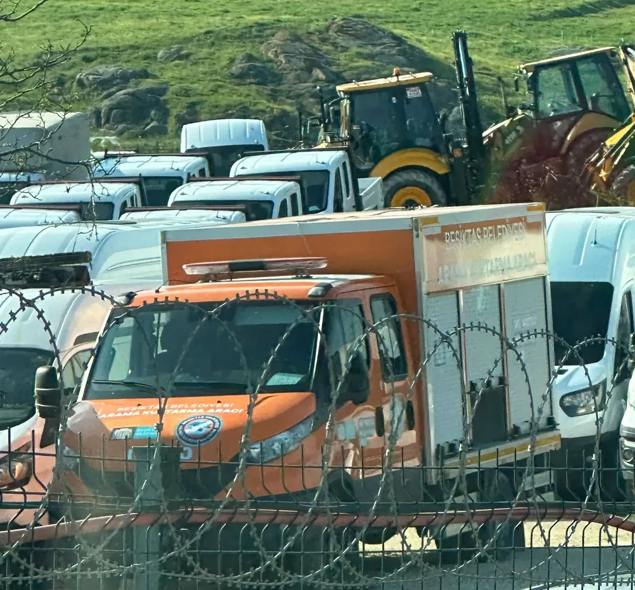 Yüzlerce minibüs, otobüs, çöp ve hafriyat kamyonu, dikenli tellerle çevrili alanda çürümeye terk           edilmiş hâlde  görüntülendi.