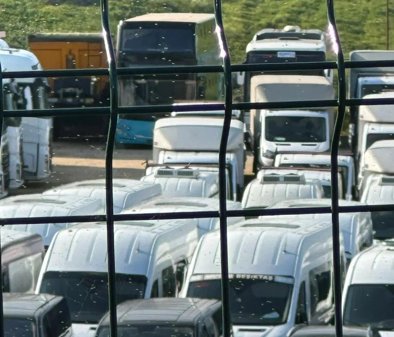 Yüzlerce minibüs, otobüs, çöp ve hafriyat kamyonu, dikenli tellerle çevrili alanda çürümeye terk           edilmiş hâlde  görüntülendi.