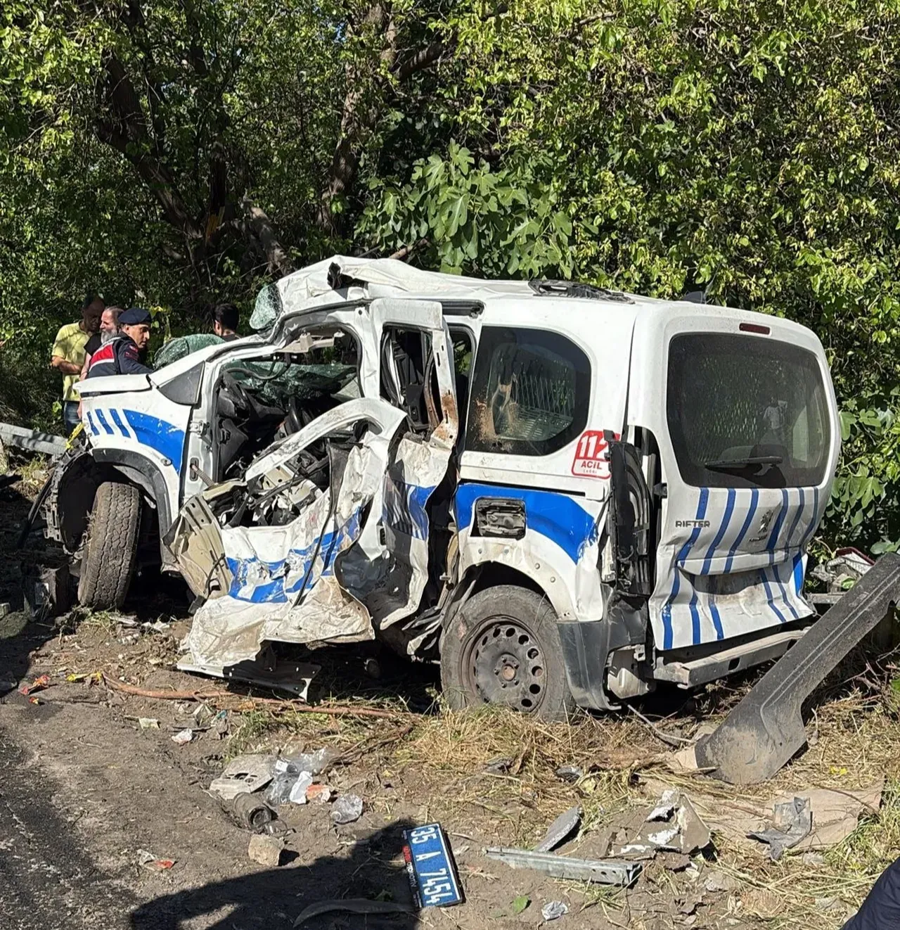 Bornova'da freni patlayan tır karşı şeride geçti! 3 kişi hayatını kaybetti, 7 kişi yaralandı