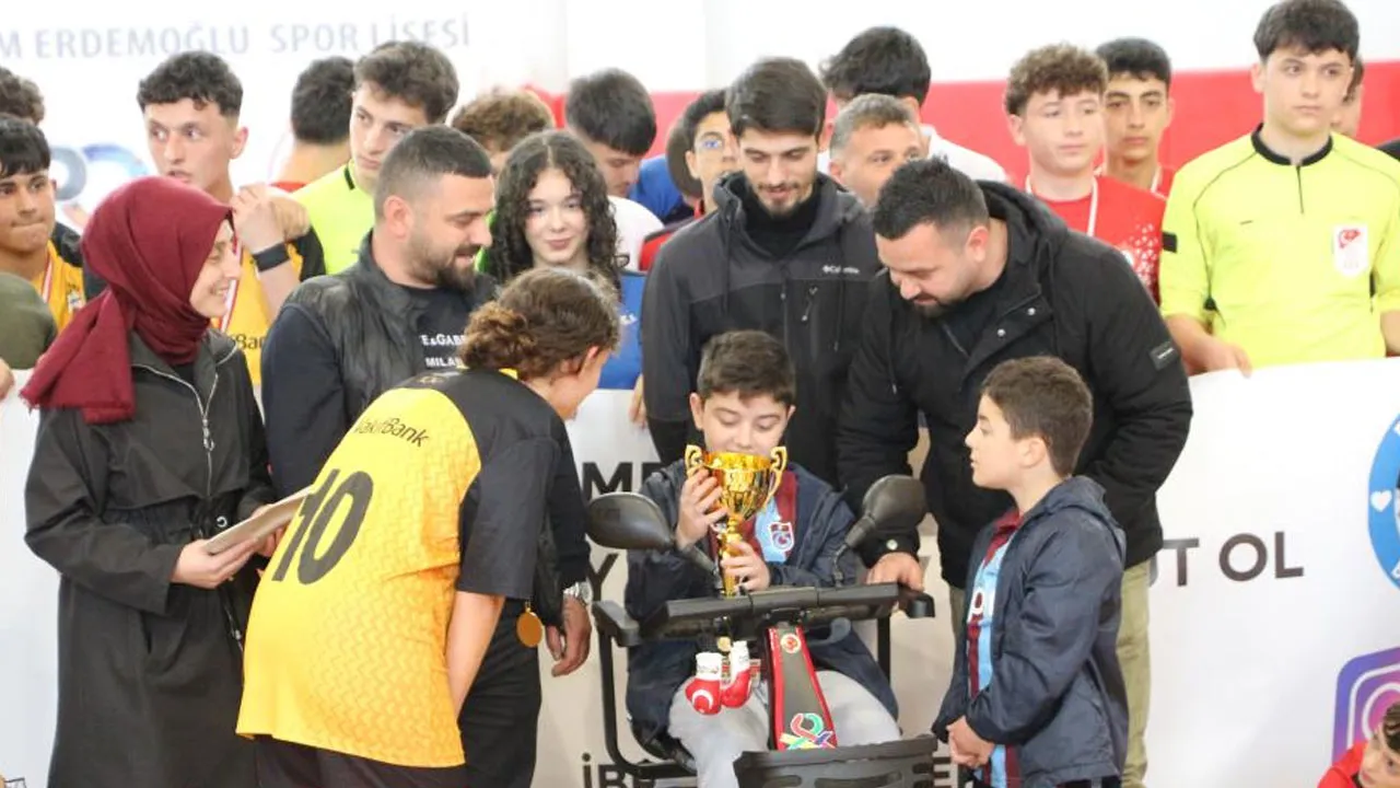 DMD hastası Berkay ve Eren kardeşlere futsal turnuvası ile umut oldular
