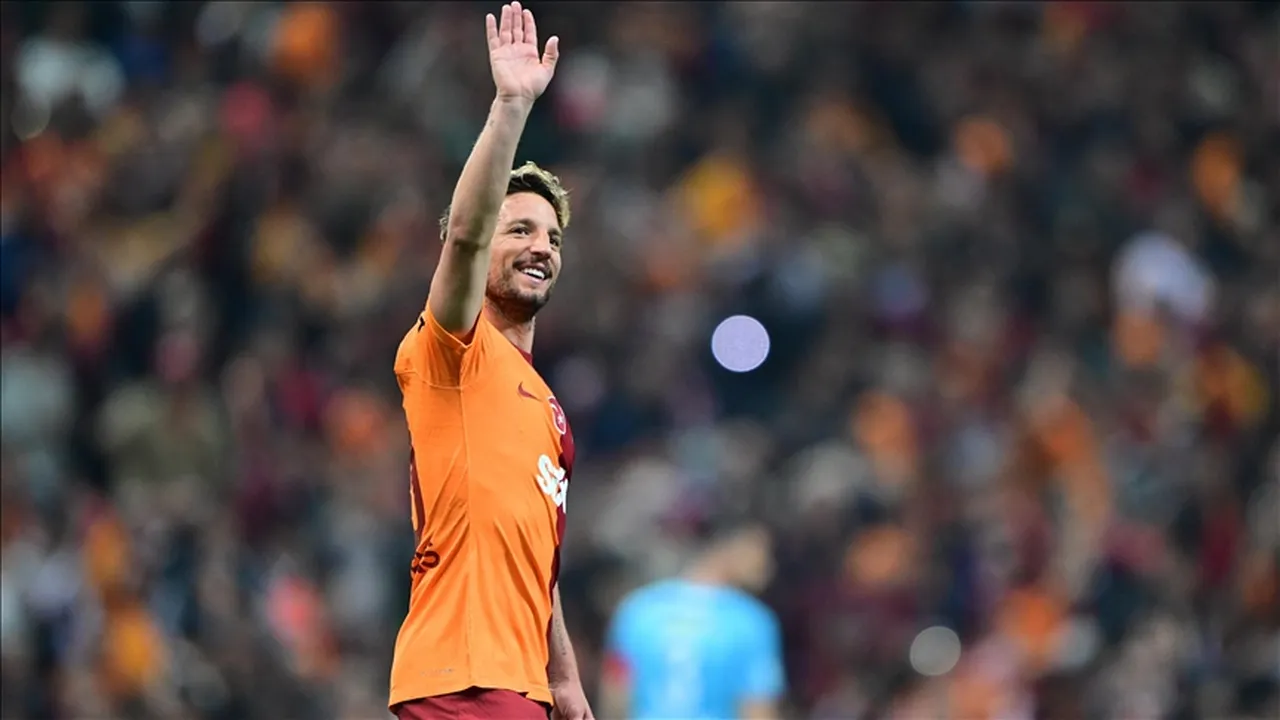 Dries Mertens, Galatasaray'ın Süper Lig'deki 25'inci şampiyonluğu sebebiyle Yenikapı'da düzenlenen kutlama organizasyonuna ailesiyel birlikte katılmıştı.