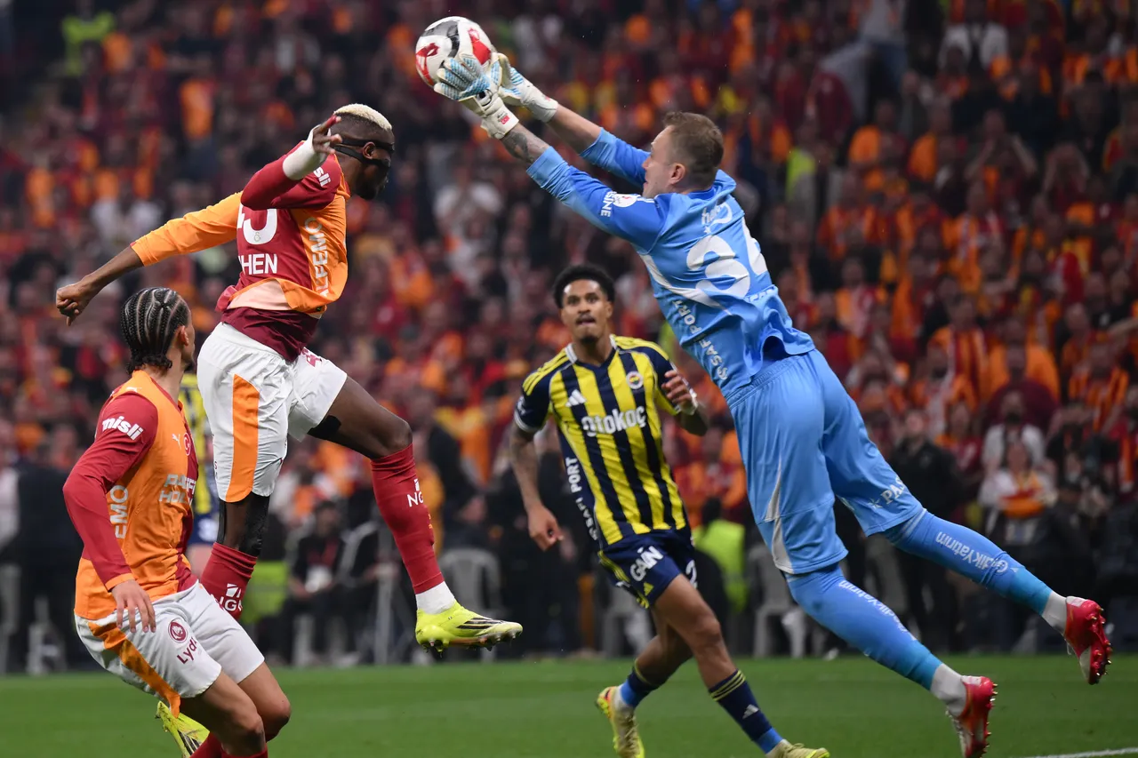 Son maçında Galatasaray'a 3-0 mağlup olan Fenerbahçe, liderin 7 puan gerisine düştü. Sarı-lacivertliler, 67 puanla ikinci sırada yer alıyor.