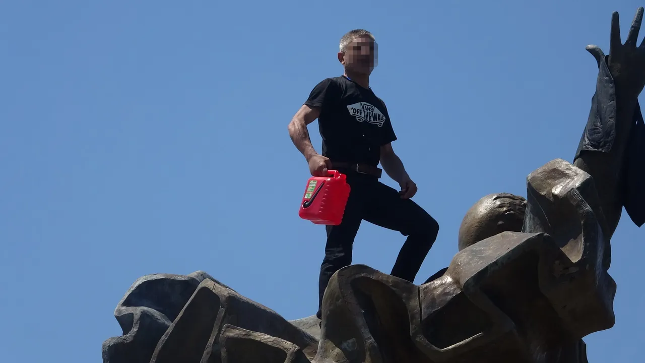 Gören polisi aradı! 6 metrelik anıtta benzin bidonlu dans! 2 saat sonra ikna oldu