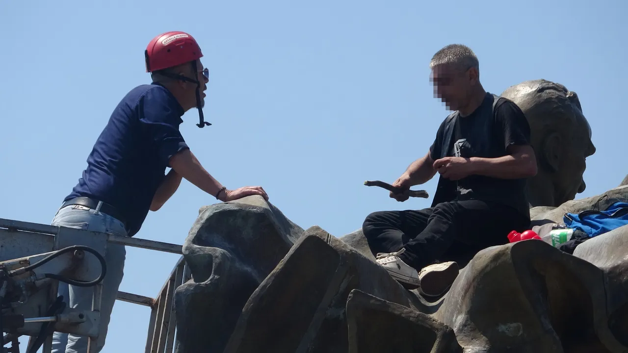 Gören polisi aradı! 6 metrelik anıtta benzin bidonlu dans! 2 saat sonra ikna oldu