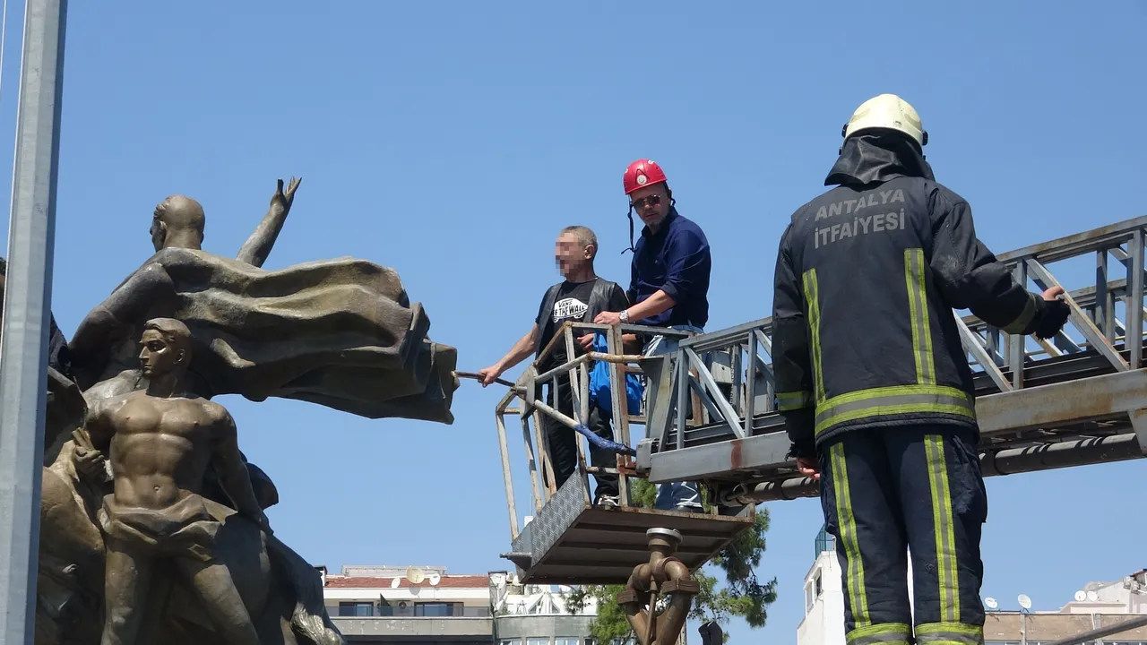 Gören polisi aradı! 6 metrelik anıtta benzin bidonlu dans! 2 saat sonra ikna oldu
