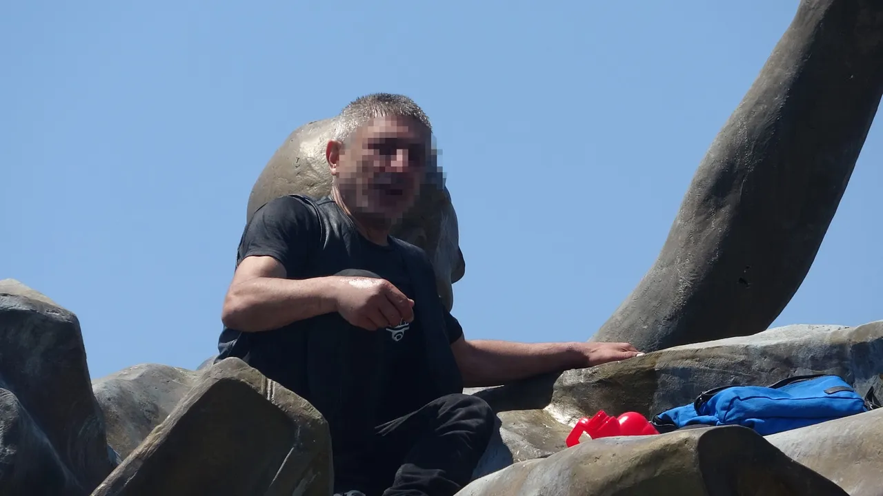 Gören polisi aradı! 6 metrelik anıtta benzin bidonlu dans! 2 saat sonra ikna oldu