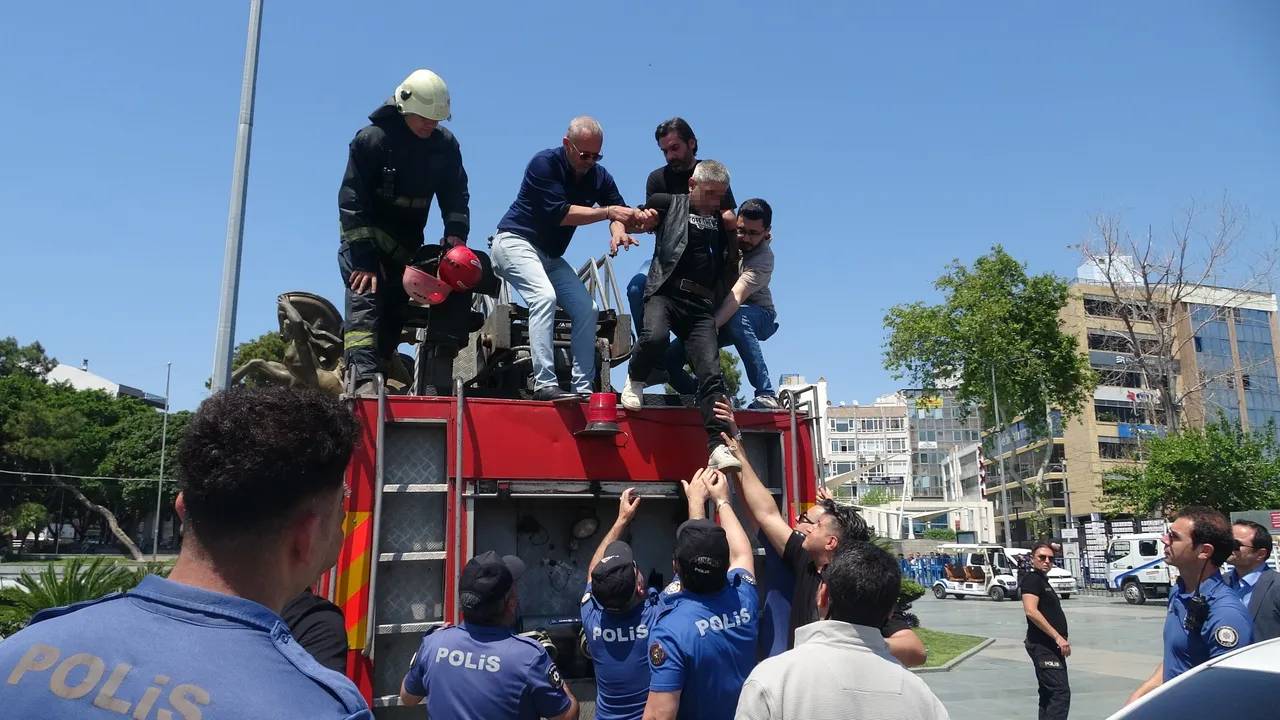 Gören polisi aradı! 6 metrelik anıtta benzin bidonlu dans! 2 saat sonra ikna oldu