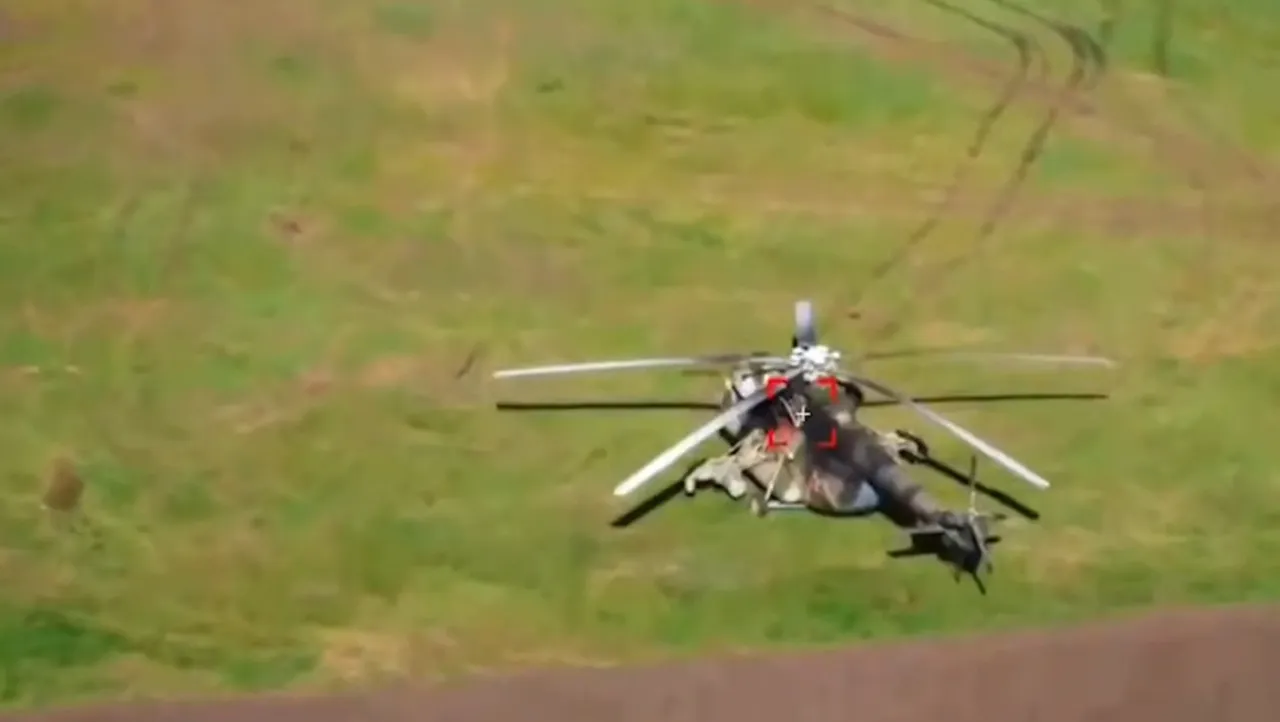 İki helikopter böyle vuruldu! İHA saldırısı görüntülerini Ukrayna paylaştı