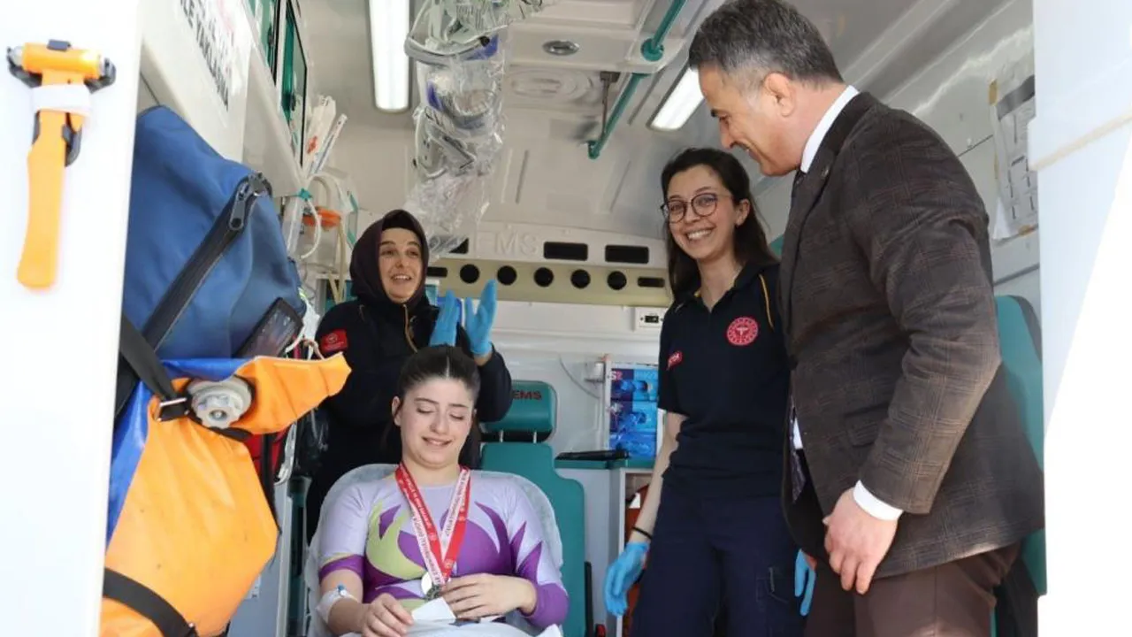 Kürsüye çıkamadı, madalyasını ambulansta aldı