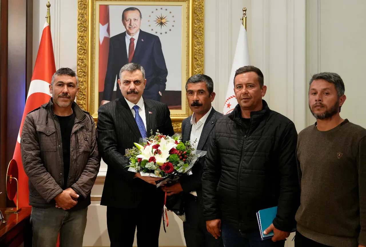 İşçiler, alacaklarının tahsil edilmesindeki katkılarından dolayı İçişleri Bakanı Mustafa Çiftçi’ye teşekkür ziyaretinde bulundu