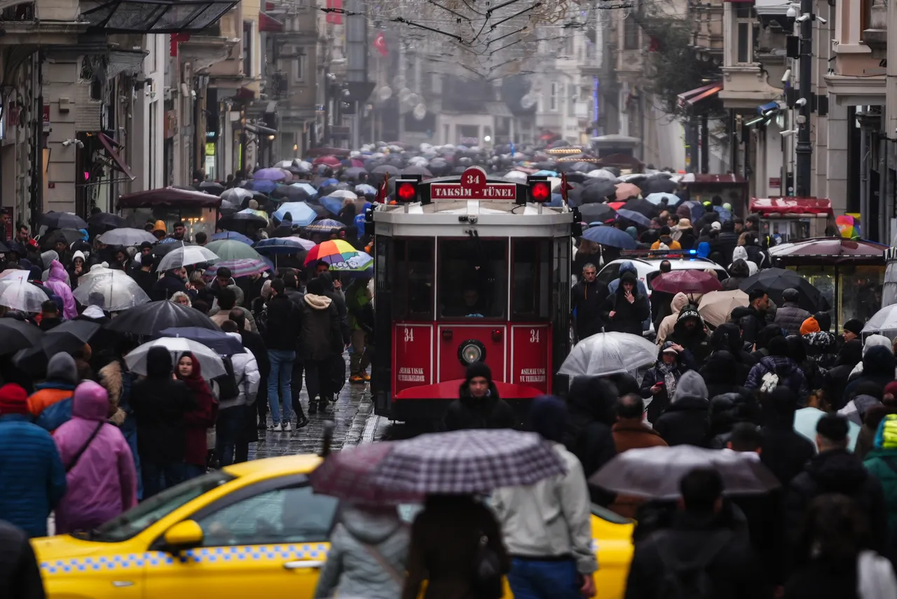 Meteoroloji'den il il uyarı geldi! Güneşe aldanmayın, sağanak yağışla göz gözü görmeyecek