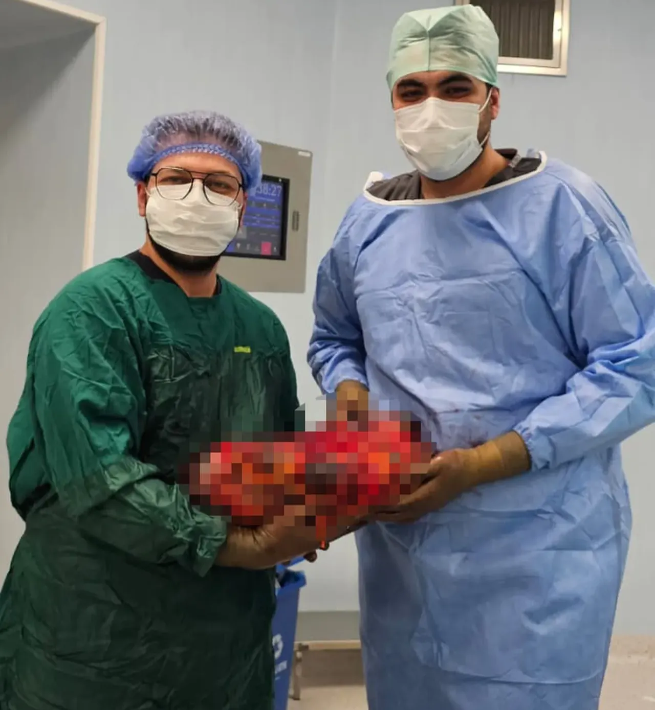 Normalde 150 gramken onda 8 kiloya ulaştı! Yılların yüküydü ameliyatla kurtuldu