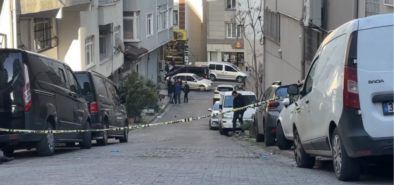 Okul önünde ortalık karıştı! Polis darbedildi, bir kişi vuruldu