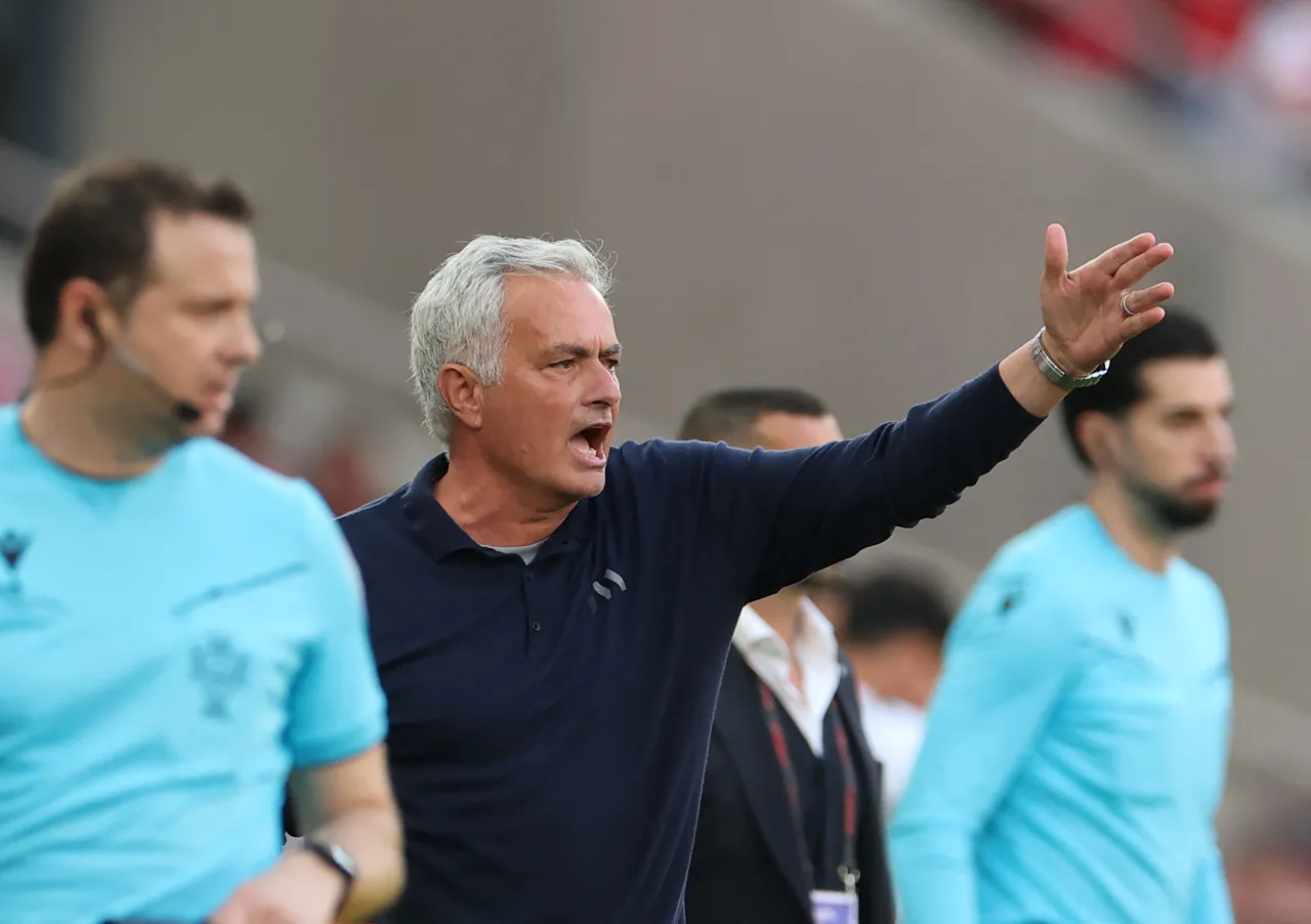 Jose Mourinho, Fenerbahçe ile 2 yıllık sözleşme imzalamasına rağmen ikinci sezonunun başında görevinden alınmıştı.