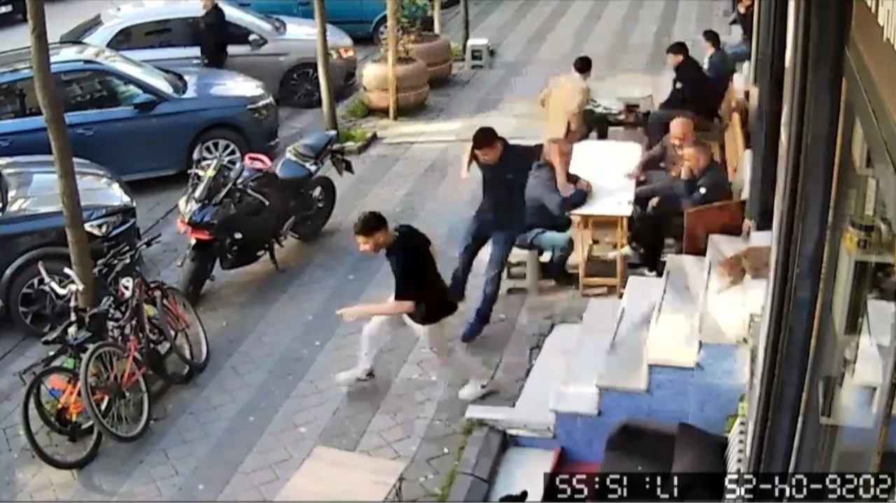 Sevmek istedikleri kedi dükkandan dışarı kovaladı! O komik anlar kamerada