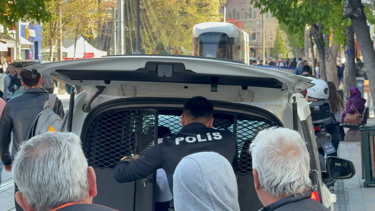 Sokak ortasında 70 yaşındaki adama yumruk atan 14 yaşındaki saldırgan tutuklandı