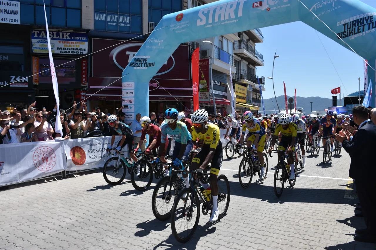 23 takımdan 155 sporcu, 130,4 kilometrelik etapta Marmaris'ten başlayarak Gökova'dan Fethiye'ye uzanan parkurda pedal çevirdi.