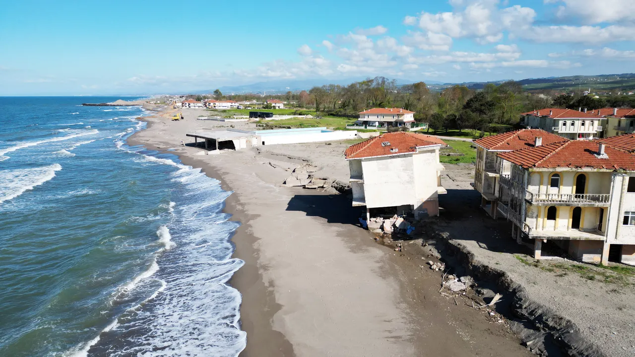 Villalar bir bir çökmüştü! Tatil köyündeki heyelan riskine ‘koruma duvarı’ önlemi