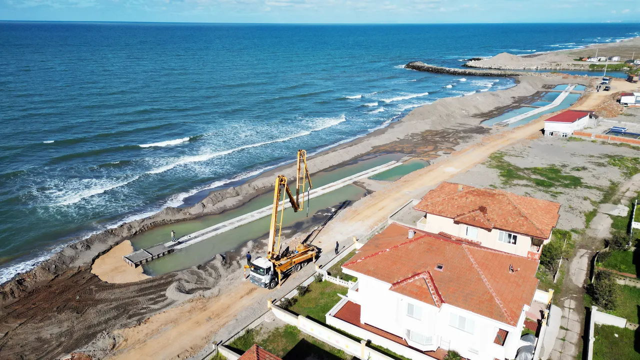 Villalar bir bir çökmüştü! Tatil köyündeki heyelan riskine ‘koruma duvarı’ önlemi