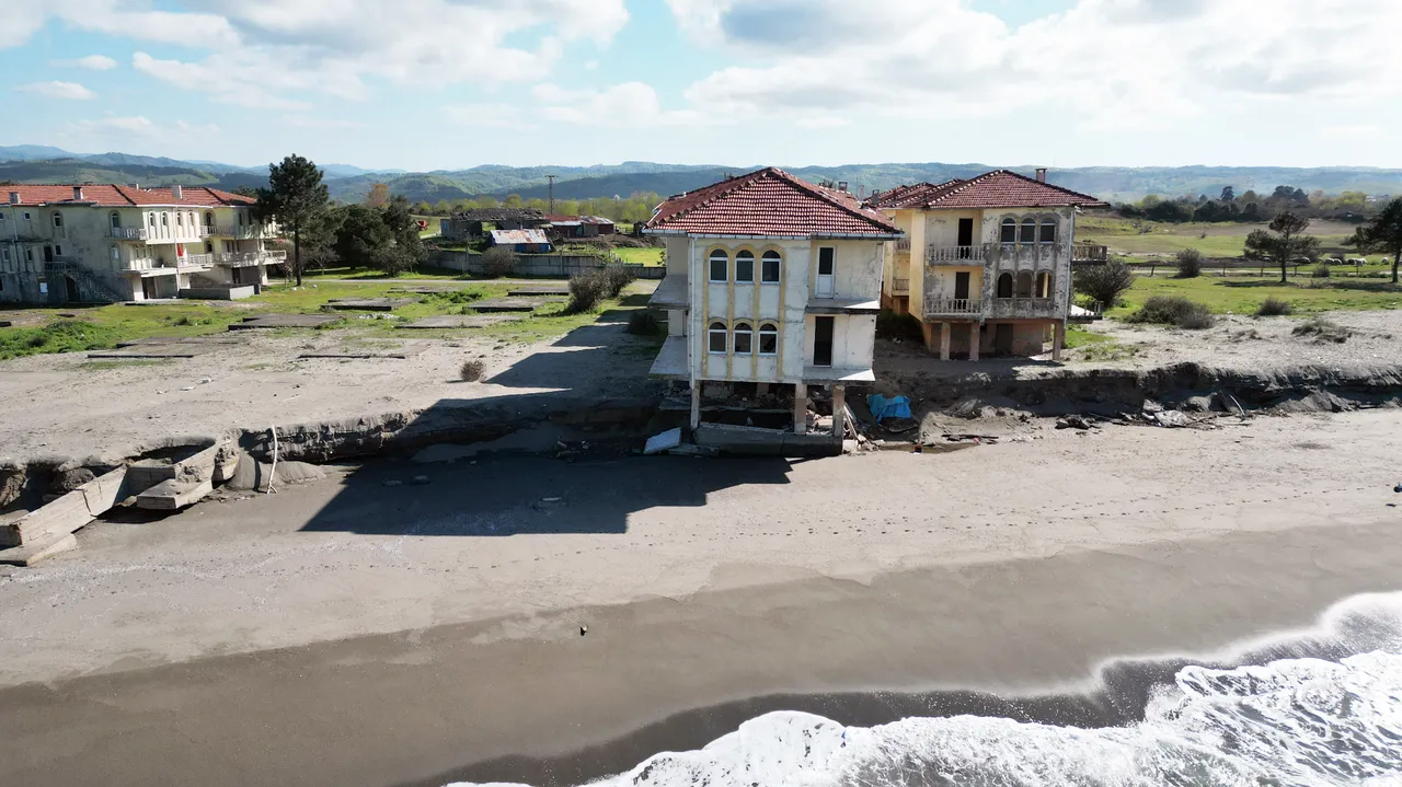 Villalar bir bir çökmüştü! Tatil köyündeki heyelan riskine ‘koruma duvarı’ önlemi