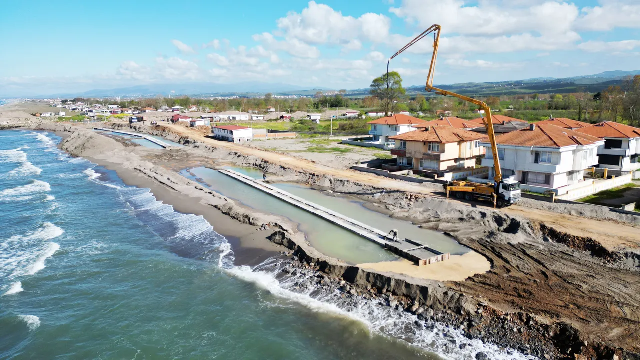 Villalar bir bir çökmüştü! Tatil köyündeki heyelan riskine ‘koruma duvarı’ önlemi