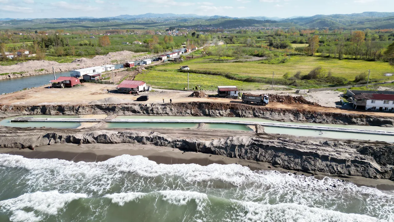 Villalar bir bir çökmüştü! Tatil köyündeki heyelan riskine ‘koruma duvarı’ önlemi