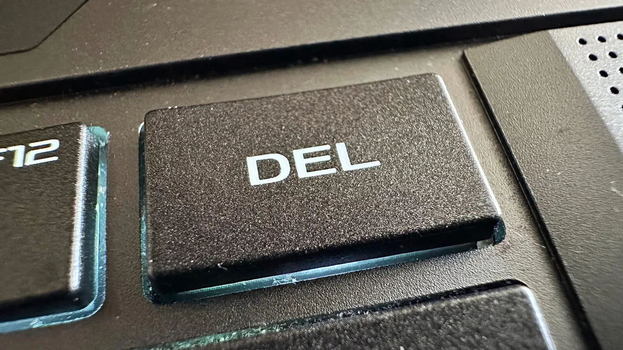 Yapay zekanın özrü kabahatinden büyük! Şirket veri tabanını 9 saniyede sildi