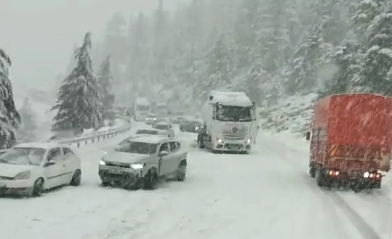 Alacabel'de nisan ayında kar sürprizi! Hazırlıksız yakalanan sürücüler yolda kaldı