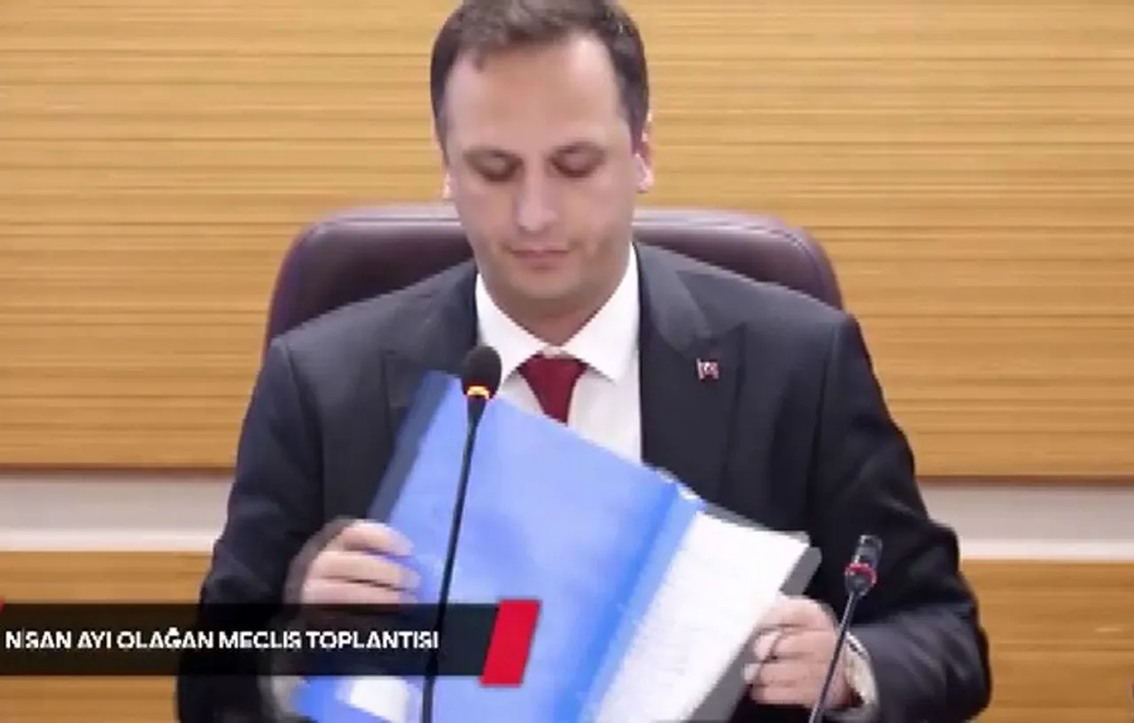 Bornova Belediye Meclisi'nde ‘sevgili’ krizi! AK Partili üyelerden Ömer Eşki'ye istifa çağrısı geldi