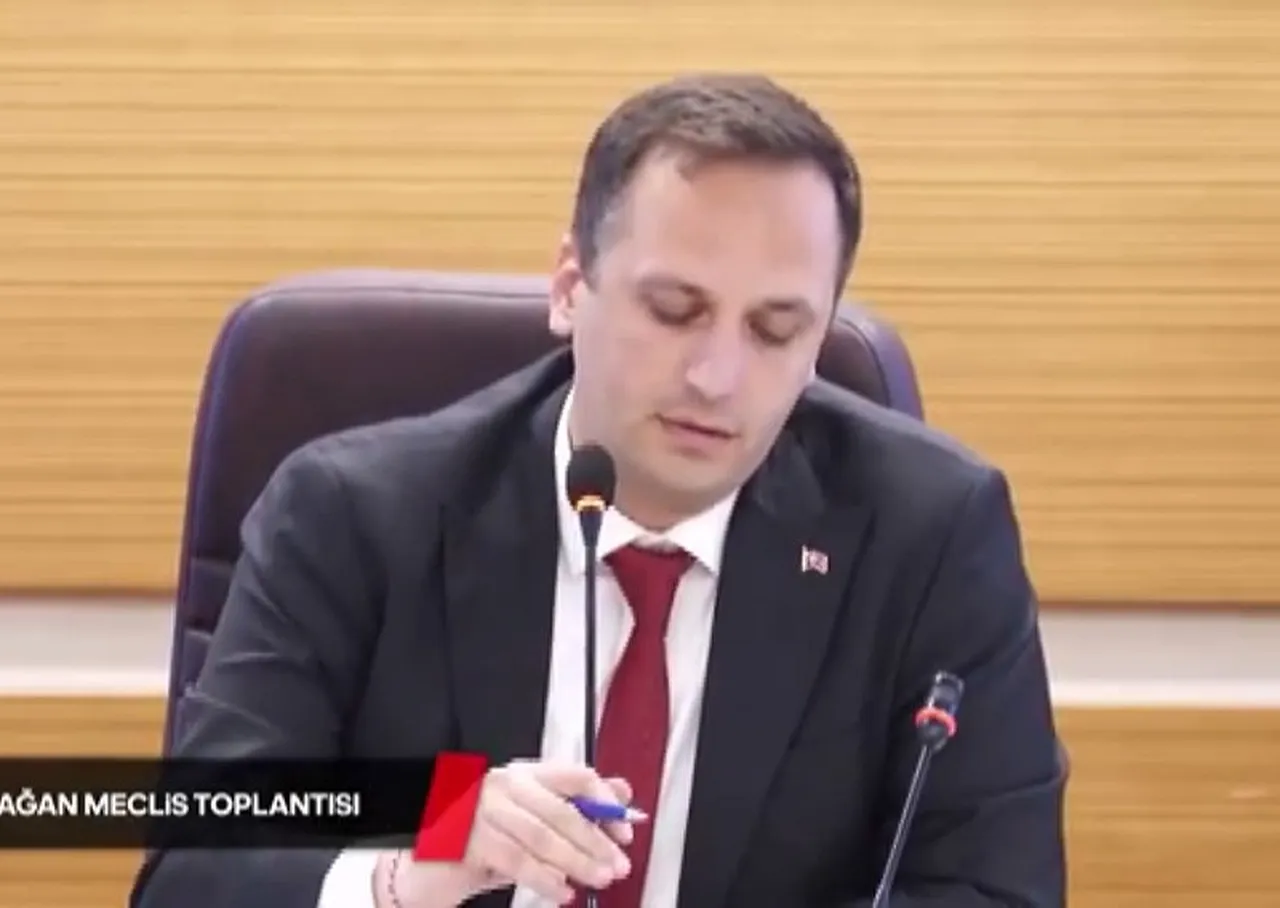 Bornova Belediye Meclisi'nde ‘sevgili’ krizi! AK Partili üyelerden Ömer Eşki'ye istifa çağrısı geldi