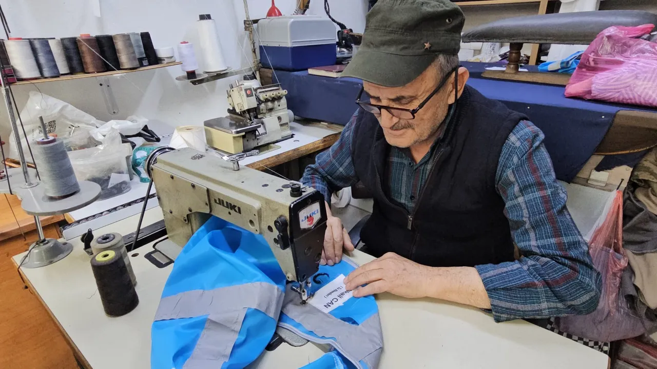 Çırak olarak başladı, yarım asrı devirdi: 52 yıllık terzinin iğneyle dokuduğu hayat