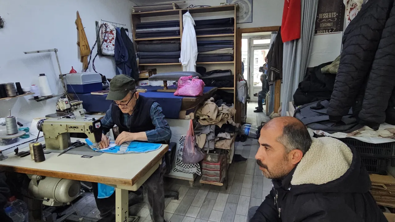 Çırak olarak başladı, yarım asrı devirdi: 52 yıllık terzinin iğneyle dokuduğu hayat