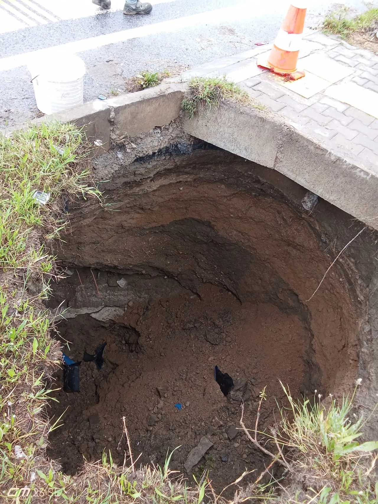 Derinliği 6 metre! 3 kamyon toprakla kapatıldı, Aydın’da obruk paniği