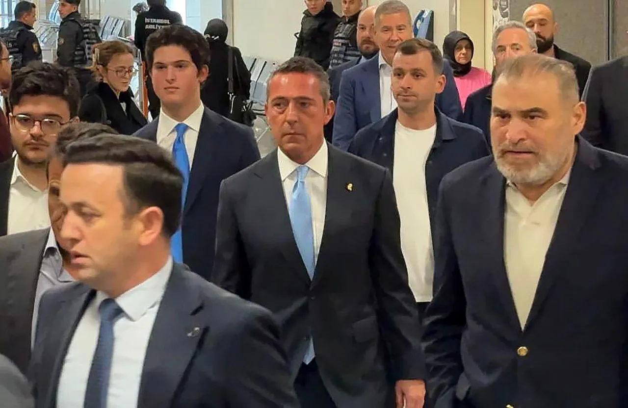 Fenerbahçe'nin eski başkanı Ali Koç da Mert Hakan'ı yalnız bırakmadı.