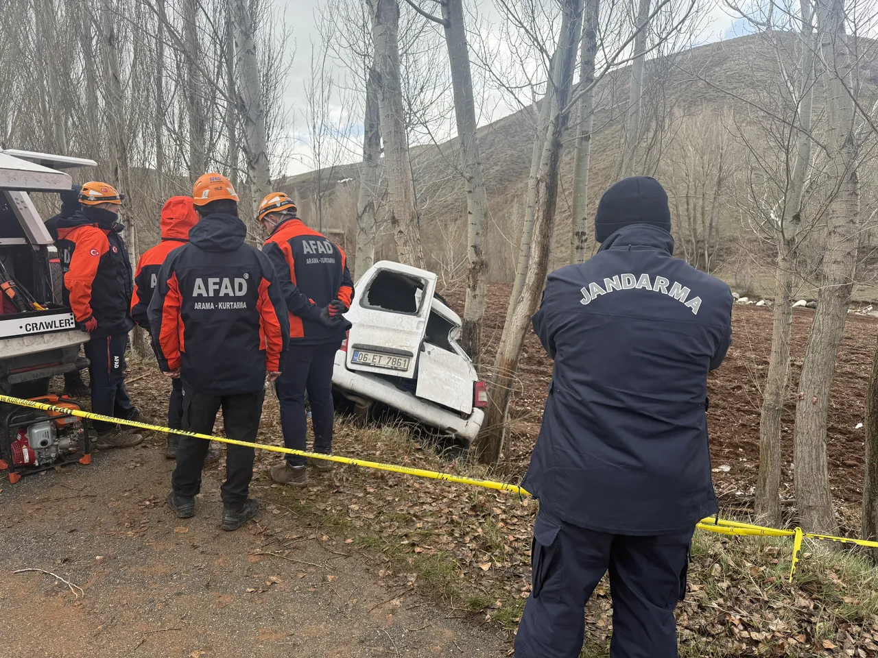 Hastane yolunda şarampole uçtular: 3 can gitti