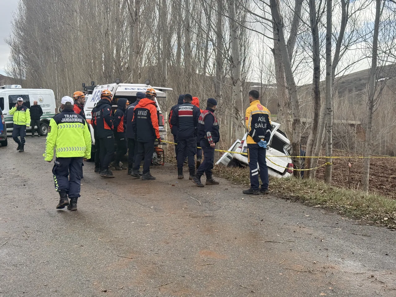Hastane yolunda şarampole uçtular: 3 can gitti