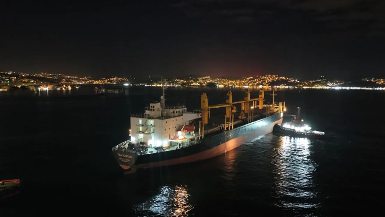 İstanbul Boğazı çift yönlü olarak gemi trafiğine kapandı! 