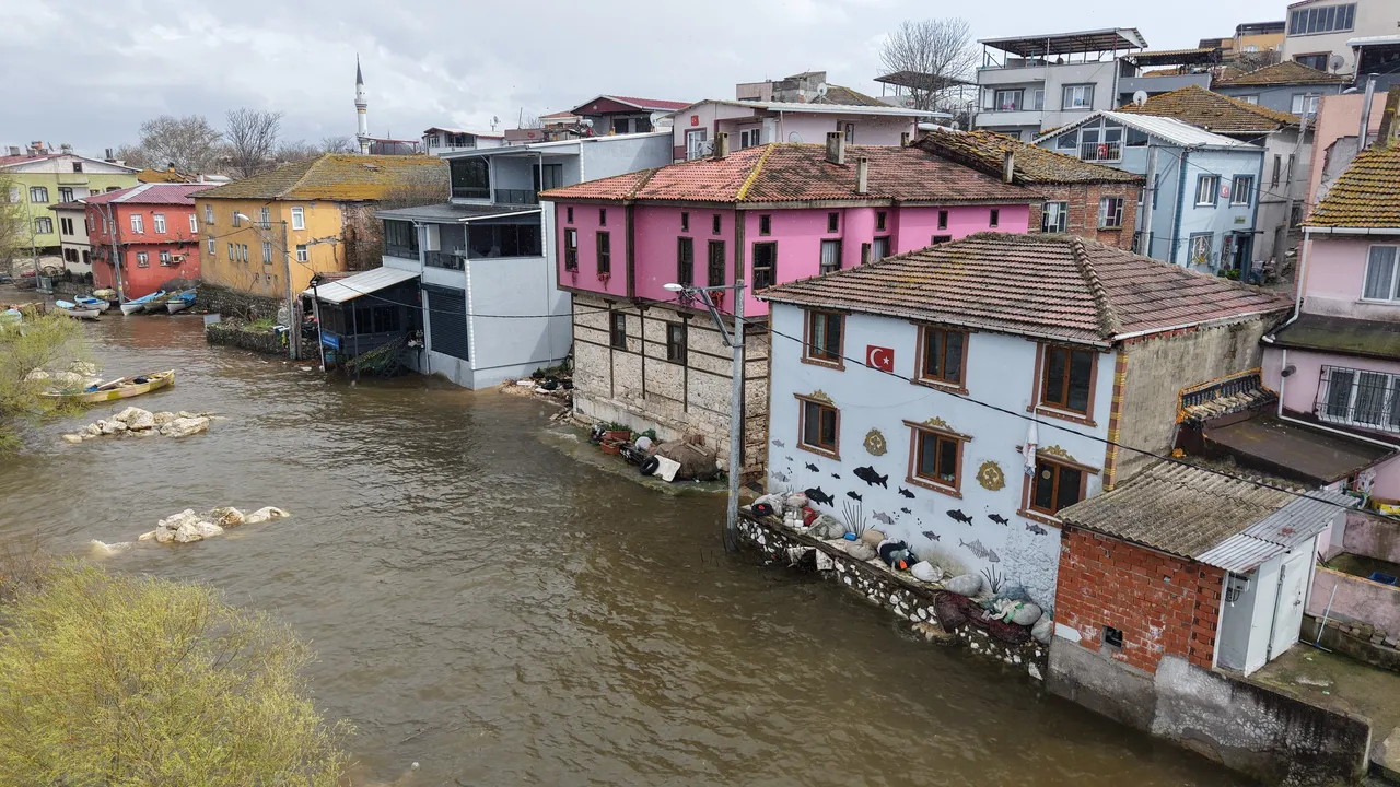 ‘Küçük Venedik’ suya gömüldü!  Gölyazı’da 2 gün süren sağanak sonrası derinlik 10 metreyi aştı