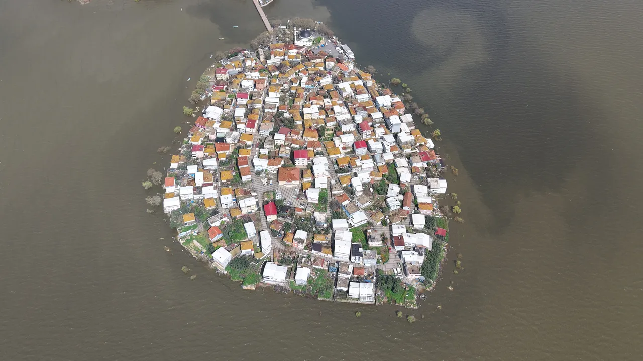 ‘Küçük Venedik’ suya gömüldü!  Gölyazı’da 2 gün süren sağanak sonrası derinlik 10 metreyi aştı