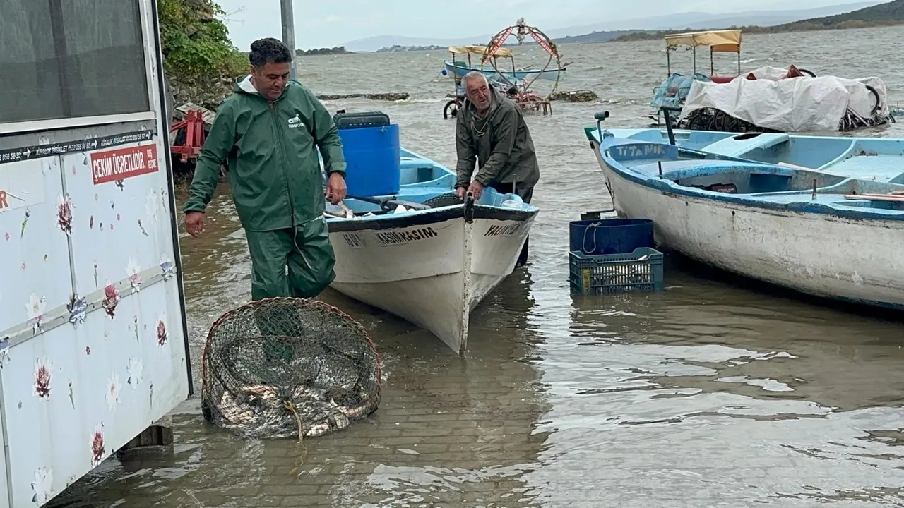 ‘Küçük Venedik’ suya gömüldü!  Gölyazı’da 2 gün süren sağanak sonrası derinlik 10 metreyi aştı