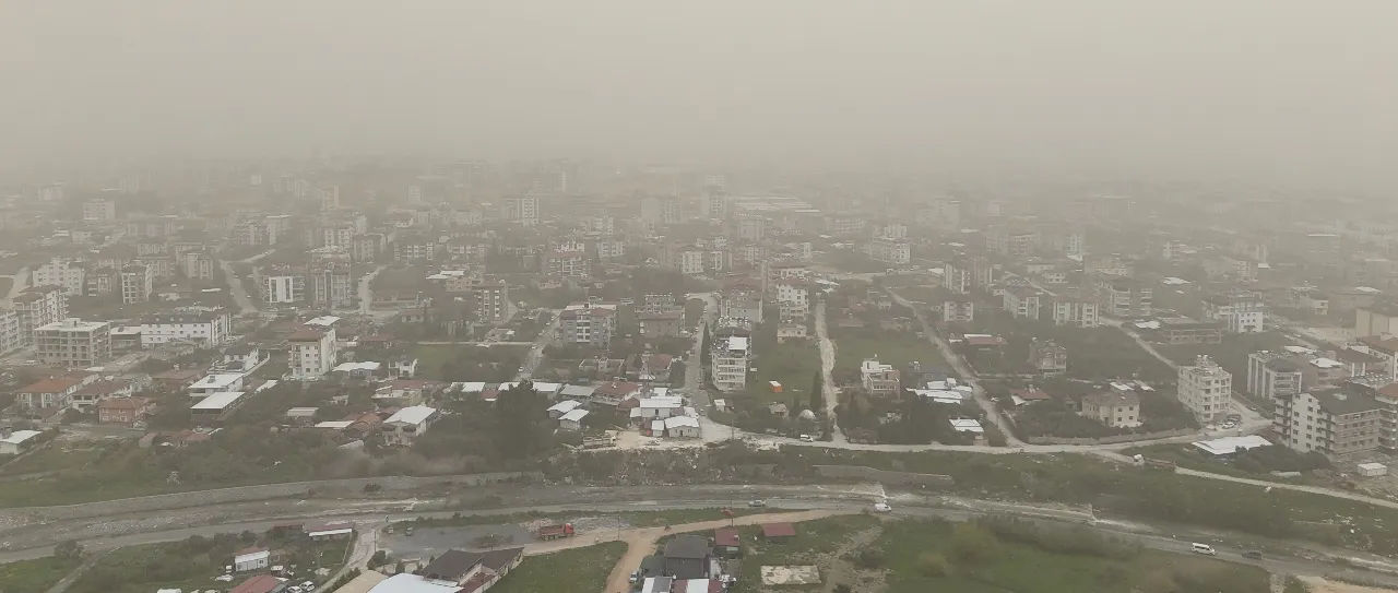 Libya'dan gelen çöl tozu Hatay'ı esir aldı! Görüş mesafesi 150 metreye düştü